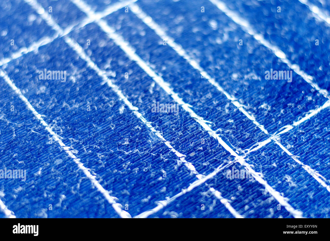 Detail eines gebrochenen Photovoltaik-Panels für erneuerbare elektrische Produktion Stockfoto