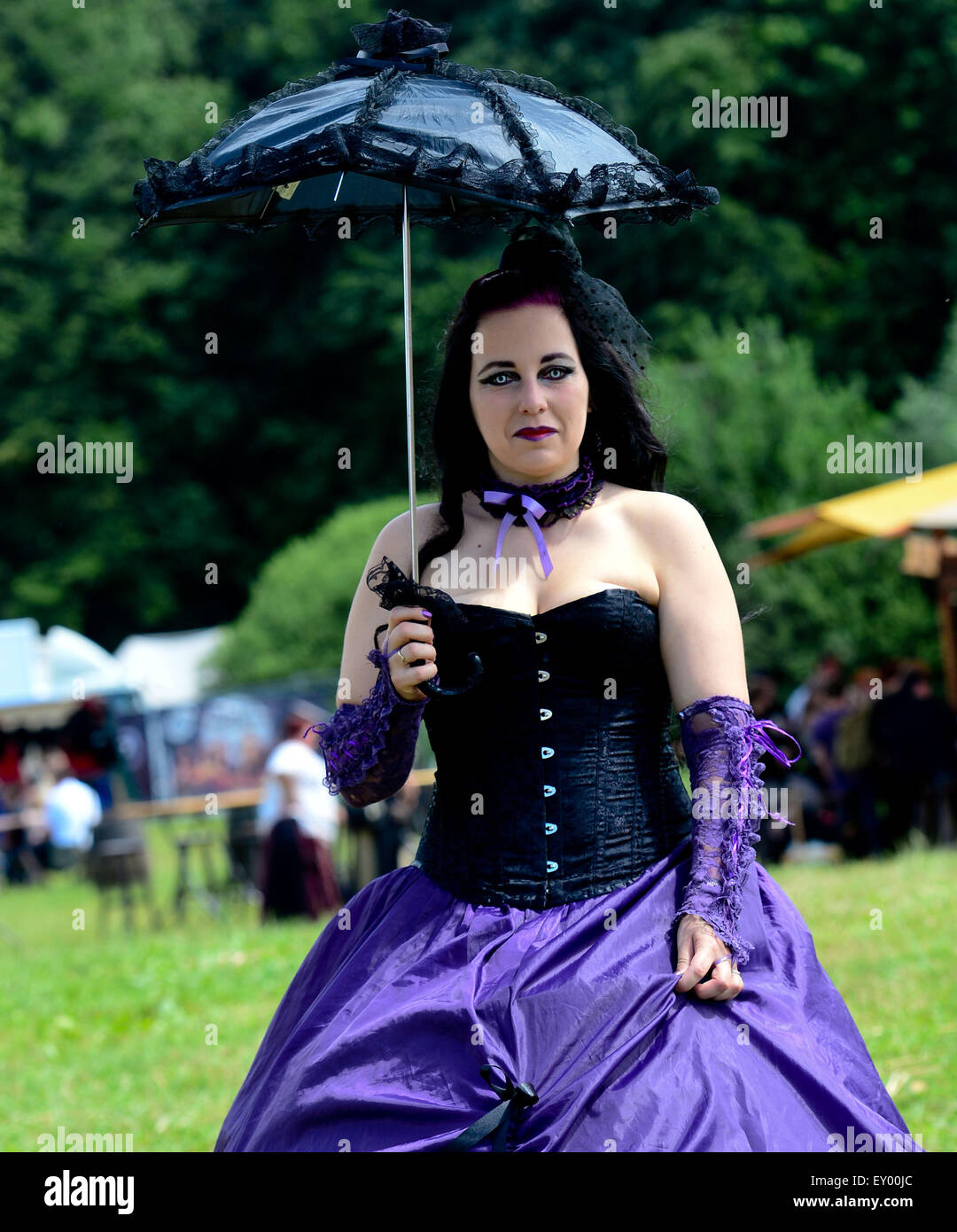 Bueckeburg, Deutschland. 18. Juli 2015. Eine Frau, gekleidet wie ein Vampir  geht über das Gelände des Mittelalterfest "Mittelalterlich Phantasie  Spectaculum" in Bueckeburg, Deutschland, 18. Juli 2015. Gaukler, Ritter und  Bands werden während