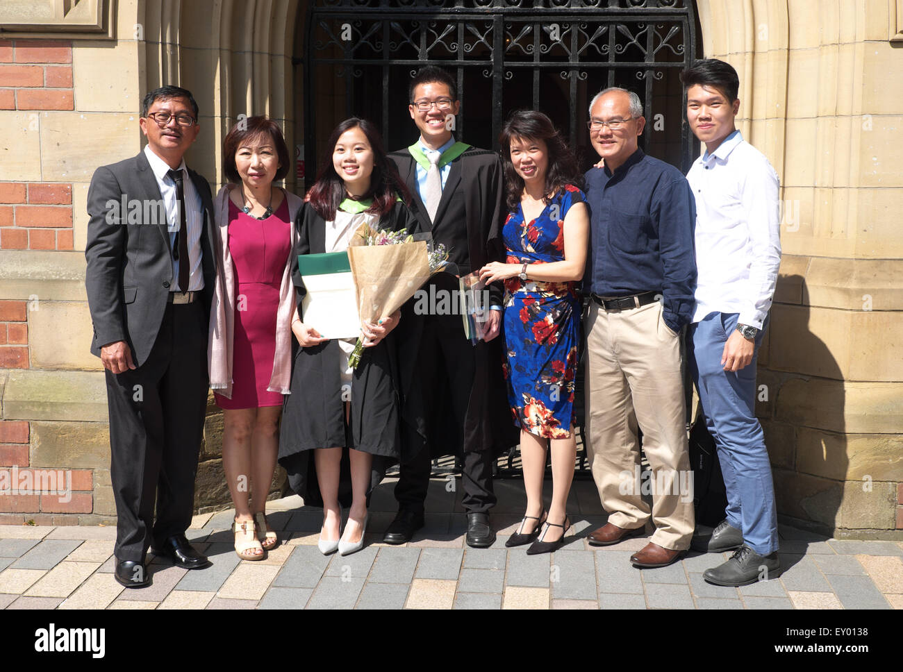 Graduation Day an der University of Leeds, asiatische Studenten mit Familienmitgliedern zu feiern Stockfoto