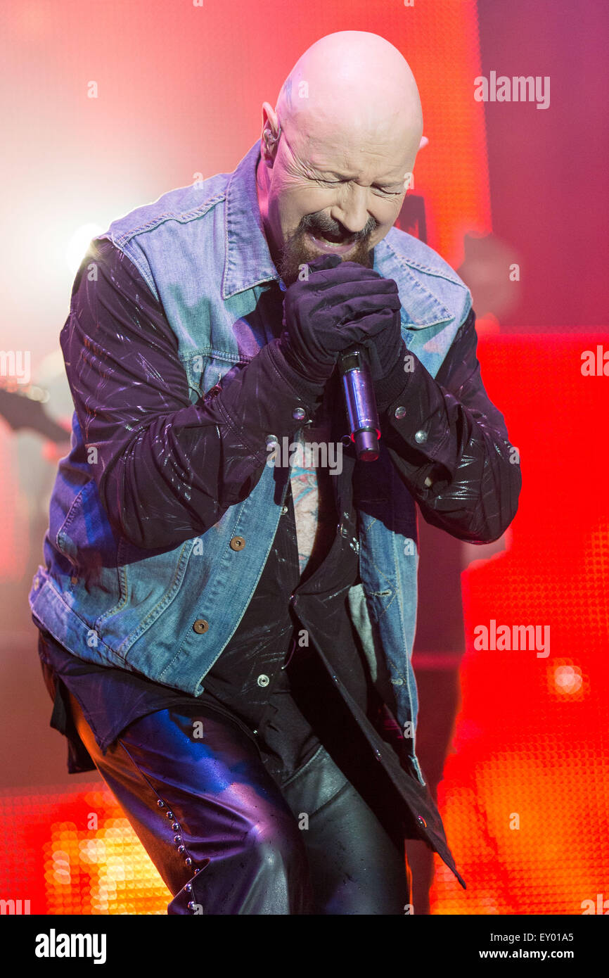 Oshkosh, Wisconsin, USA. 16. Juli 2015. Sänger ROB HALFORD von Judas Priest tritt mit seiner Band auf dem Rock USA Music Festival in Oshkosh, Wisconsin Credit: Daniel DeSlover/ZUMA Draht/Alamy Live News Stockfoto