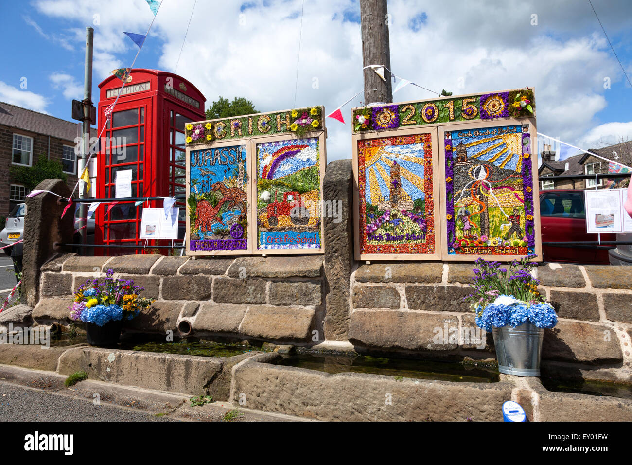 Marktplatz, Crich, Derbyshire, Großbritannien 18. Juli 2015. Die erste jemals gut putzt in Derbyshire Dorf von Crich. Gut dressing ist eine beliebte Tradition in Derbyshire, aber dies ist das erste Jahr nahm Crich hat in gut kleiden. Der Ursprung des gut kleiden soll in heidnische Tradition oder Danksagung für die Reinheit des Wassers aus Brunnen gezeichnet, während der Zeit des Schwarzen Todes liegen. Es wird geglaubt, in Derbyshire Dorf des Tissington im Jahre 1349 entstanden zu sein. Bildnachweis: Mark Richardson/Alamy Live-Nachrichten Stockfoto