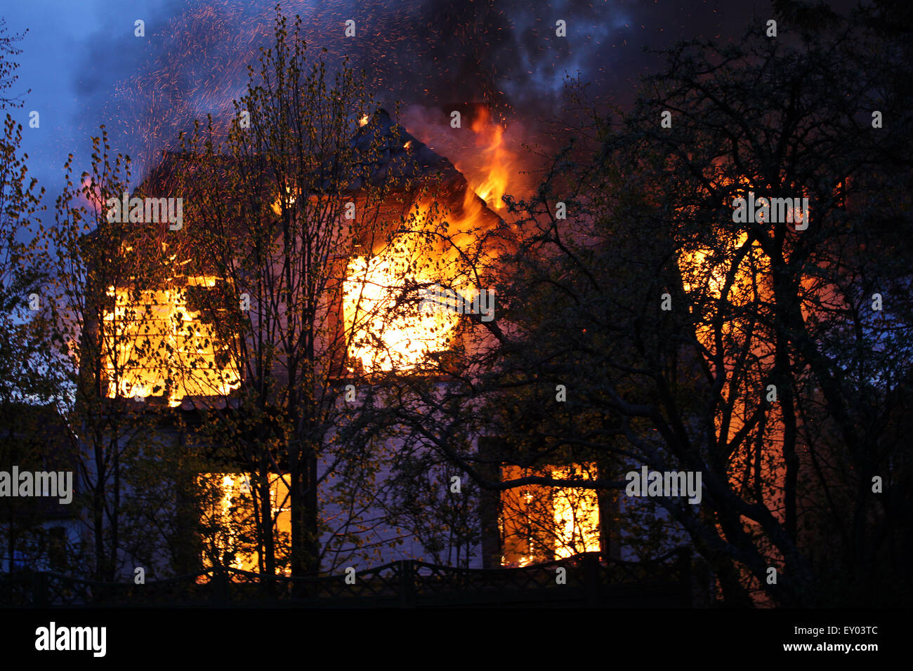 Haus in Brand mit schweren Flammen und dunklem Rauch. Wild blaze Stockfoto