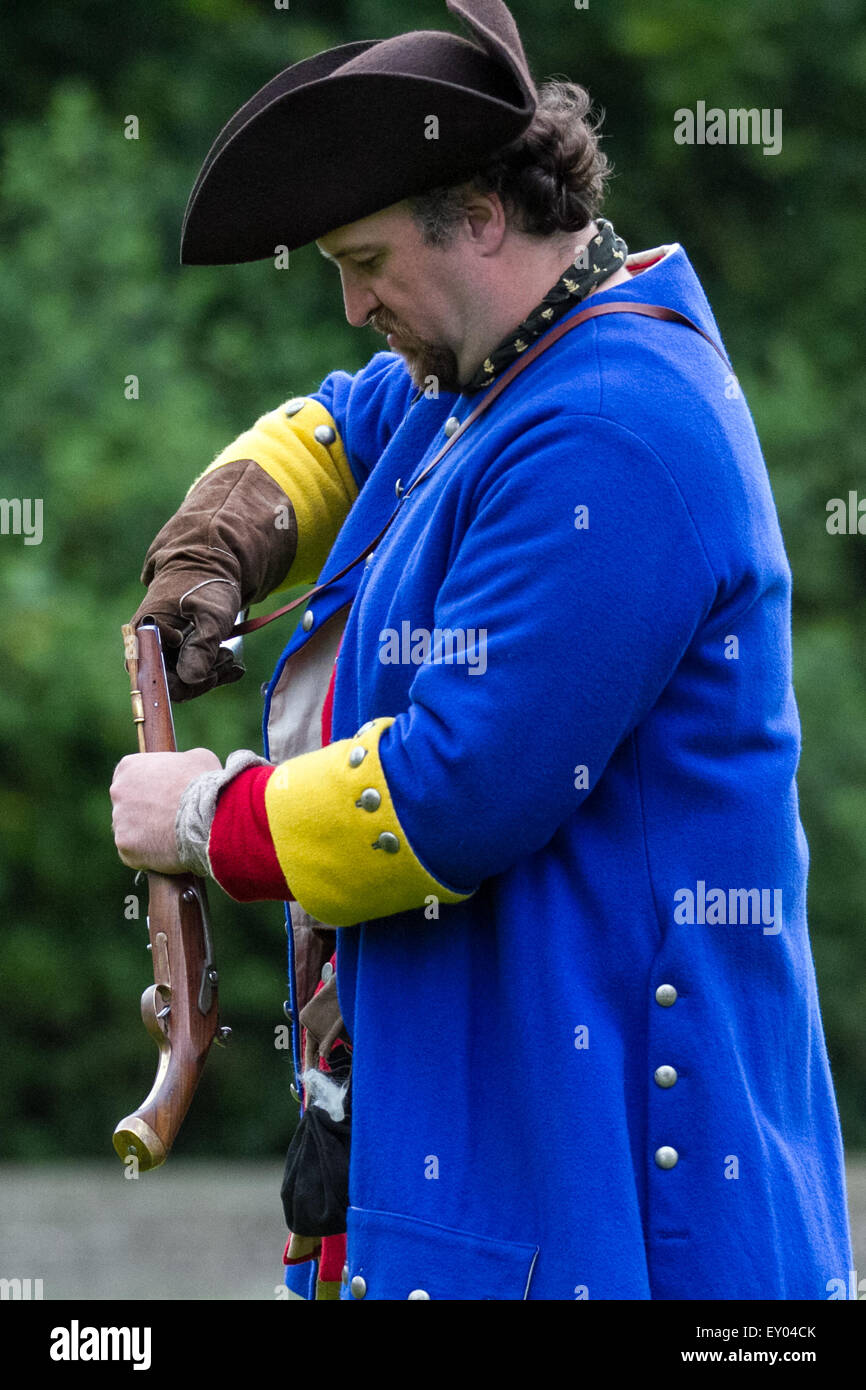 Hoghton, Preston, Lancashire, UK. 18. Juli 2015. Laden doglock blunderbus Typ Pistole mit Schwarzpulver. Die "Queen's Royal Regiment Living History Group' in der Schlacht von Preston - Die letzte Schlacht auf englischem Boden. In diesem Jahr wird der 300. Jahrestag der letzten Schlacht auf englischem Boden und ein entscheidender Moment in der ersten Jacobite Rising. Der Schlacht von Preston (9. - 14. November 1715), die auch als das Preston Kampf, wurde während der jacobite kämpfte Steigende 1715 (oft als der erste Jacobite Rising, oder Rebellion von Anhängern der Hannoverschen Regierung). Stockfoto