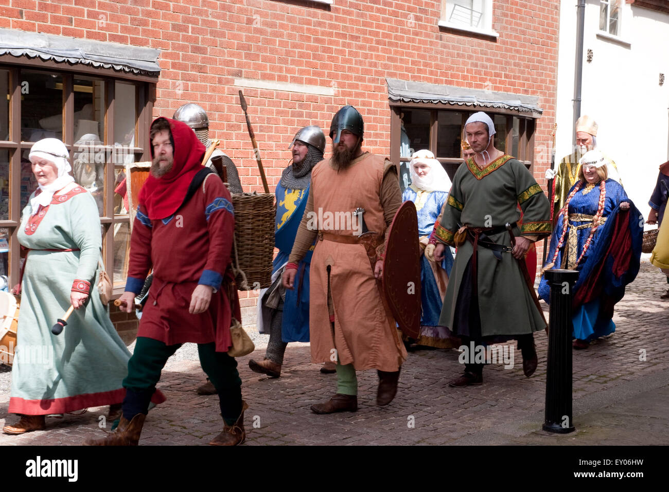 Black Knight historischer Spaziergang durch die Straßen von Swaffham Norfolk Stockfoto