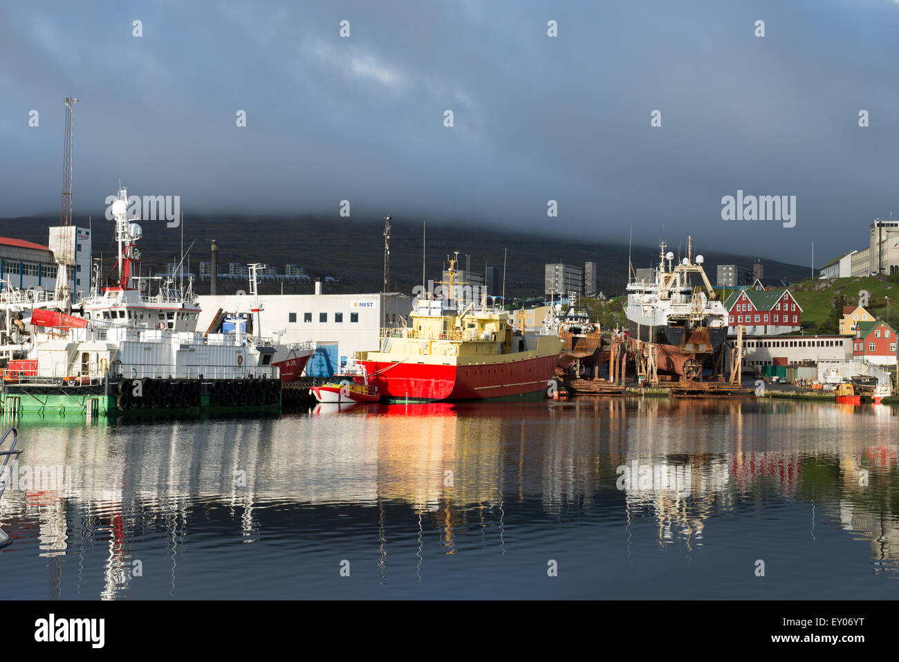 Werft in Torshavn an einem sonnigen Tag mit ruhigem Wasser Stockfoto