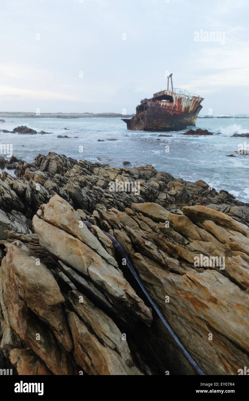 Schiffswrack der Meisho Maru (eine japanische Fischereifahrzeug) vor der südafrikanischen Küste nahe Kap Agulhas, gesehen bei Sonnenaufgang Stockfoto