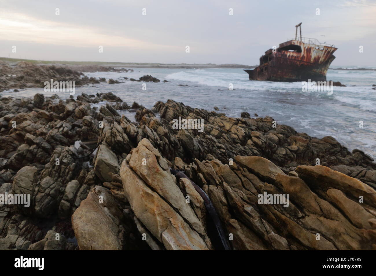 Schiffswrack der Meisho Maru (eine japanische Fischereifahrzeug) vor der südafrikanischen Küste nahe Kap Agulhas, gesehen bei Sonnenaufgang Stockfoto