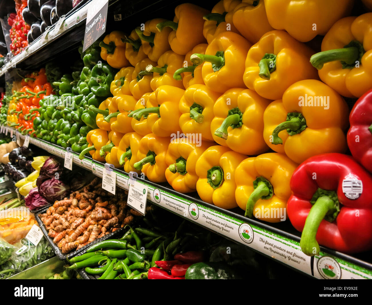 Rote und gelbe Paprika Display, frisch produzieren Abschnitt im Lebensmittelgeschäft, USA Stockfoto
