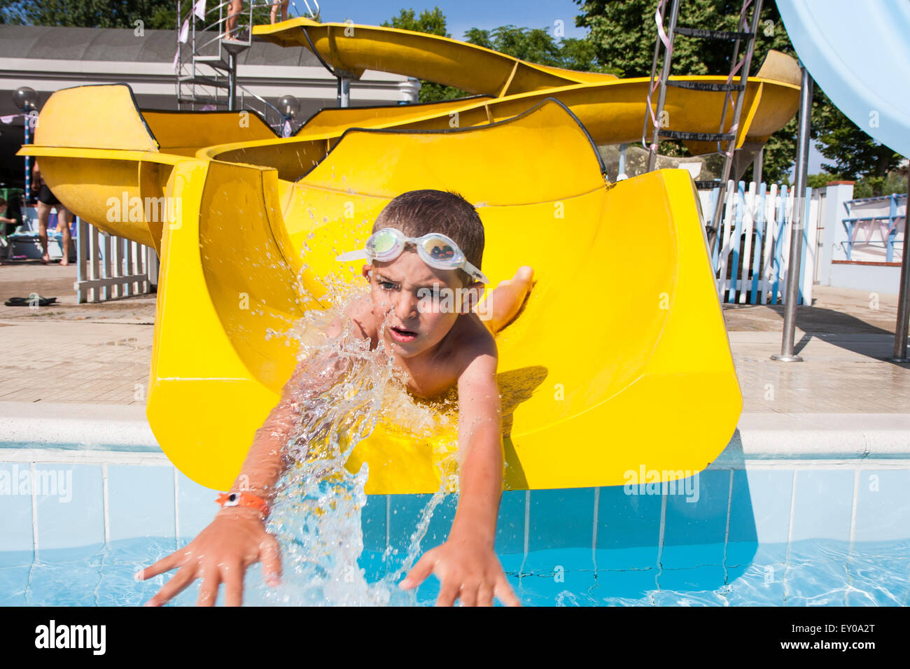 glückliches Kind spielt mit der Folie im pool Stockfoto