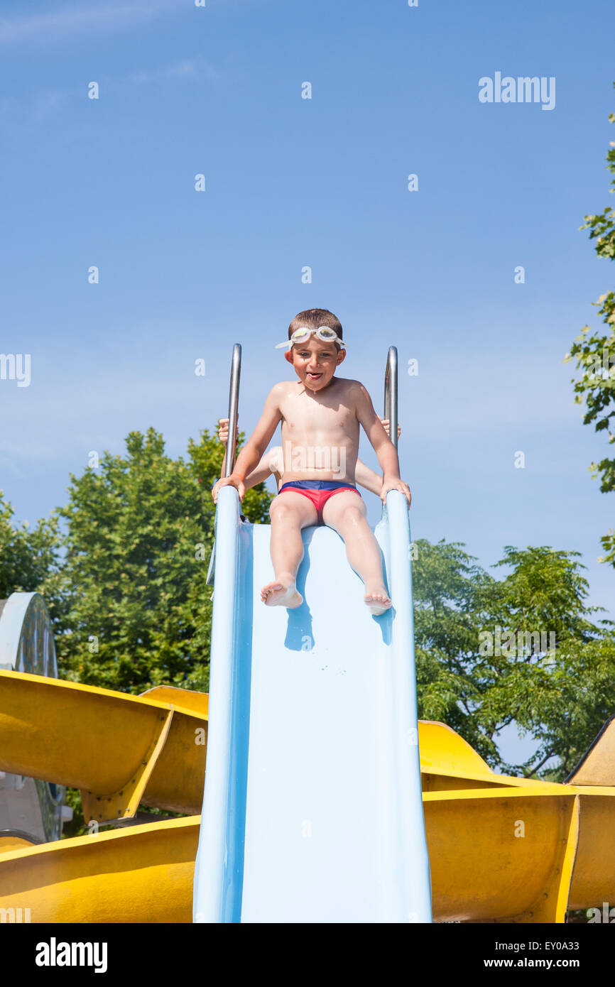 glückliches Kind spielt mit der Folie im pool Stockfoto