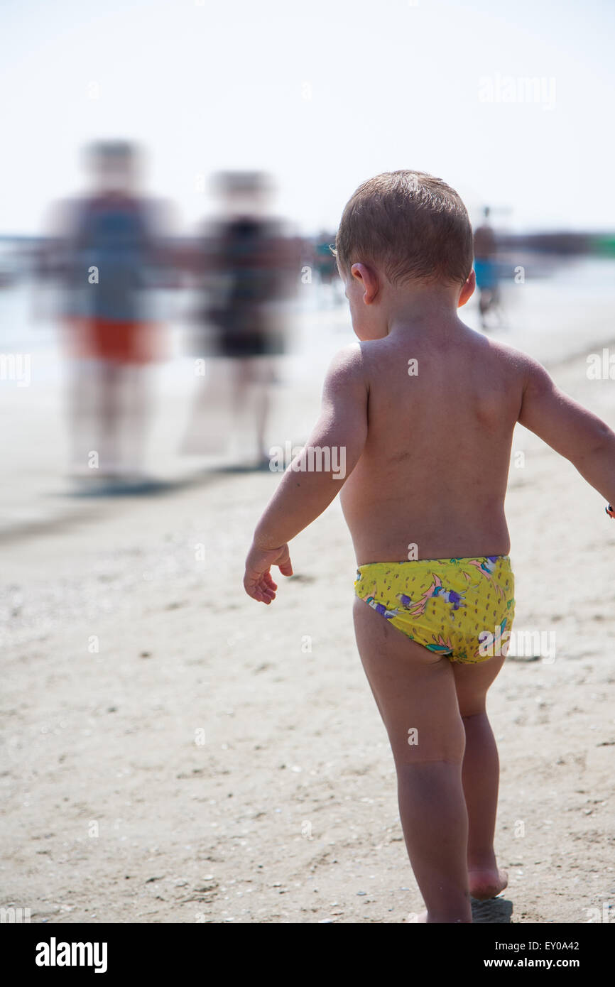 Happy Baby Spielen im Wasser am Strand, Italien Stockfoto