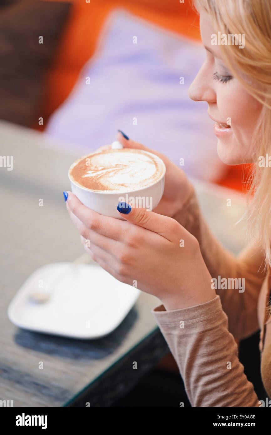 Blonde Frau mit Tasse Kaffee Stockfoto