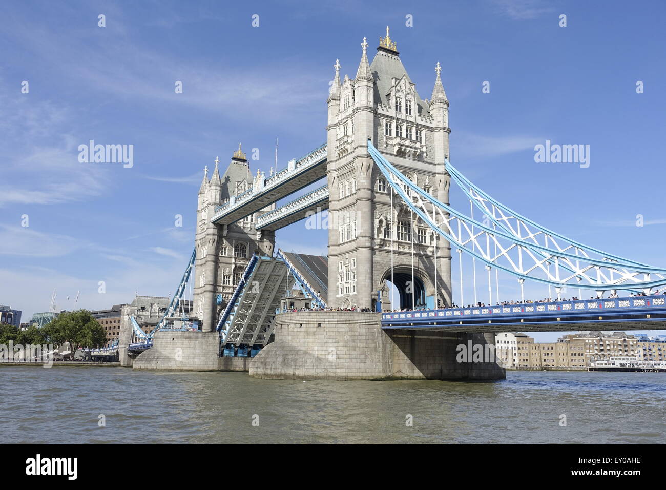 London Bridge öffnet Stockfoto