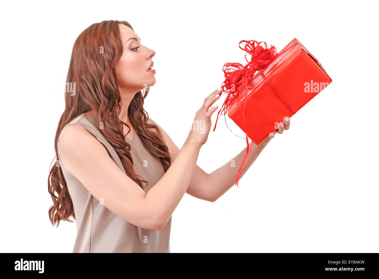 Hübsche rote kurzhaarige Frau mit großen Geschenk Stockfoto