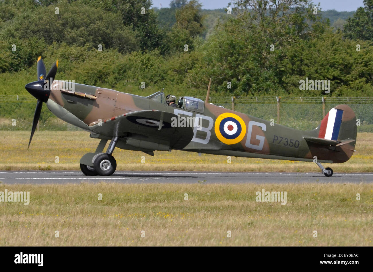Spitfire Mk. IIA in RAF-Markierungen, die Rollen nach der Anzeige in der RIAT 2015 Schlacht von Großbritannien 75-jährige flypasts. Dies ist der älteste flugfähige Spitfire und während der Schlacht von Großbritannien im Jahre 1940 flog. Credit: Antony Nessel/Alamy leben Nachrichten Stockfoto