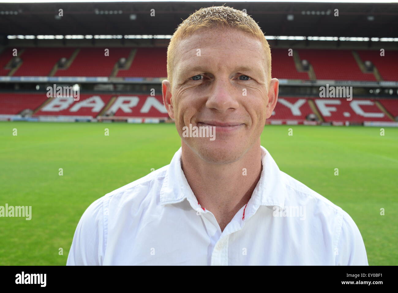 Ex-Barnsley FC Fußballer Bobby Hassell auf den Fußballplatz des FC Barnsley. Bild: Scott Bairstow/Alamy Stockfoto