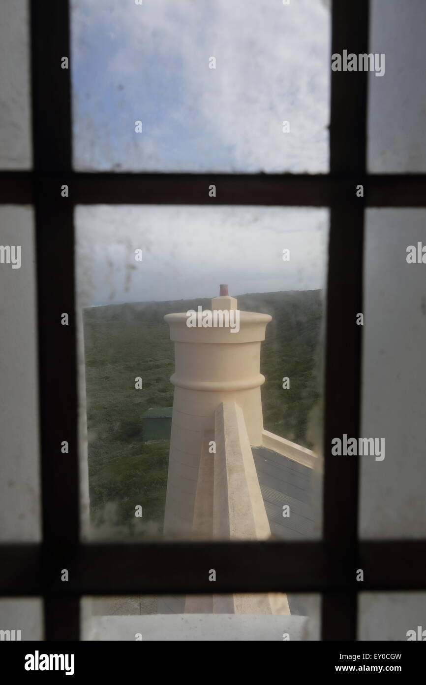 Turm des Kap Agulhas Leuchtturm durch ein Fenster gesehen Stockfoto