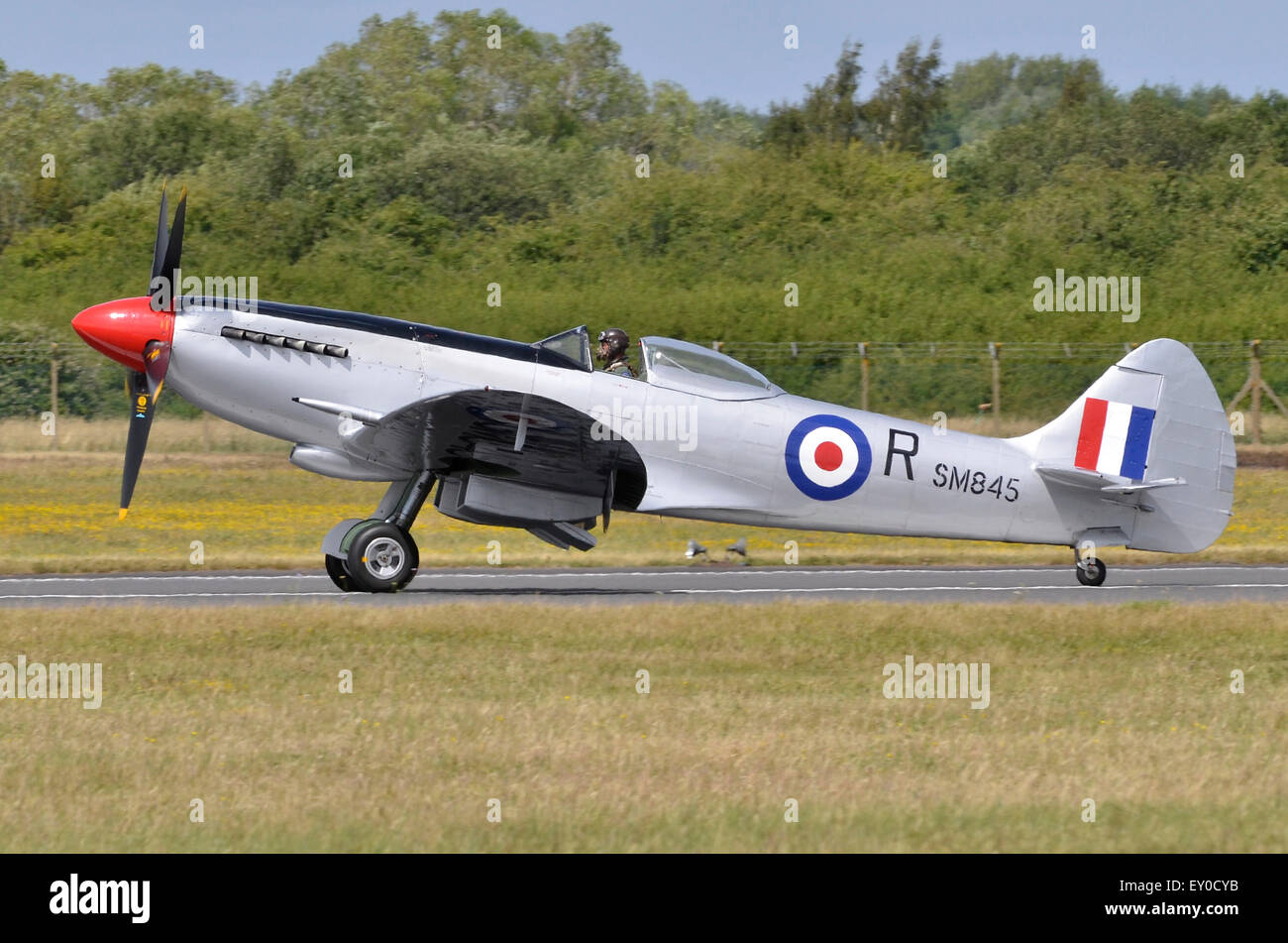 Suoermarine Spitfire Mk. XVIII Flugzeug in RAF-Markierungen taxiis in nach der Teilnahme an der RIAT 2015 Schlacht von Großbritannien 75-jährige flypasts. Credit: Antony Nessel/Alamy leben Nachrichten Stockfoto