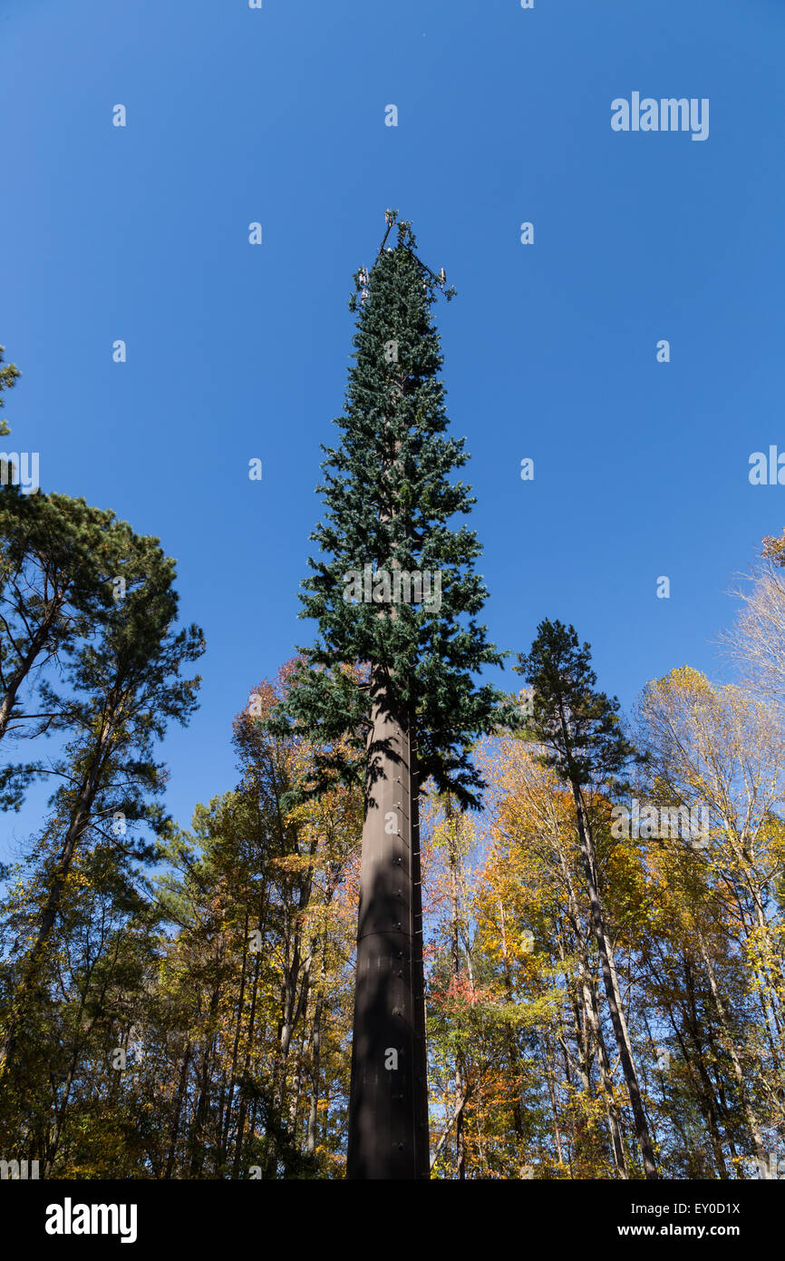 Handy-Turm als Baum verkleidet Stockfoto