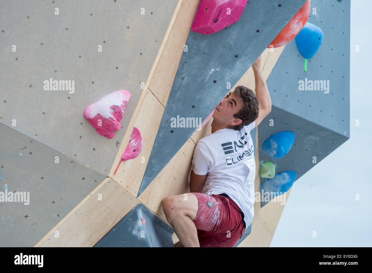 Montreal, Kanada. 18. Juli 2015. Vincent Knesevitch klettert eine Route während einer Outdoor-Kletterwettbewerb Action Sport Festival "Jackalope" in Montreal. Bildnachweis: Marc Bruxelle/Alamy Live-Nachrichten Stockfoto