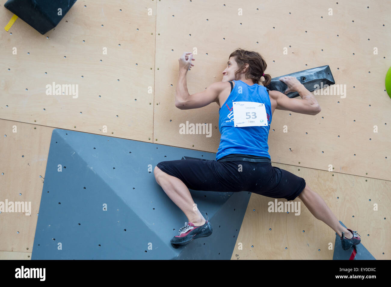 Montreal, Kanada. 18. Juli 2015. Mélissa Lacasse klettert eine Route während einer Outdoor-Kletterwettbewerb Action Sport Festival "Jackalope" in Montreal. Bildnachweis: Marc Bruxelle/Alamy Live-Nachrichten Stockfoto