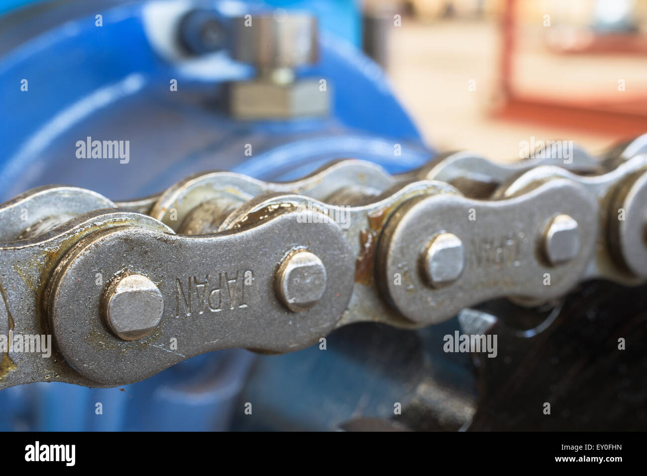 Extreme Nahaufnahme der Kette. Sehr geringe Schärfentiefe mit nur einem Teil der nächsten Kettenglied im Fokus. Stockfoto