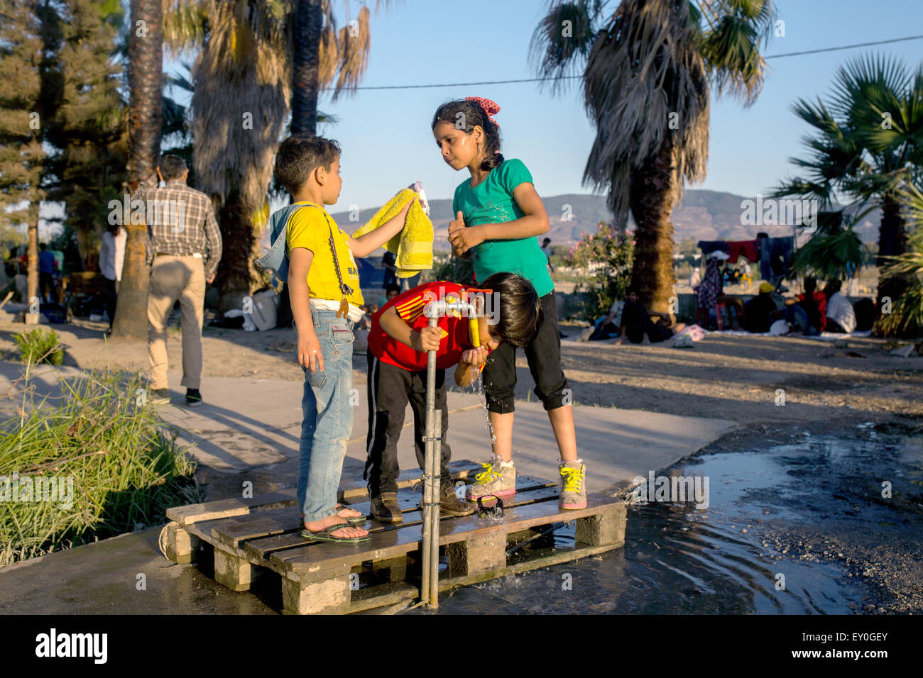 Kinder aus Syrien trinken Wasser von Ärzte ohne Grenzen in einem verlassenen Hotel, wo sie sich befinden, nach der Ankunft auf der griechischen Insel Kos von den türkischen Küsten am Freitag, 10. Juli 2015, zur Verfügung gestellt. Foto: Santi Palacios/dpa Stockfoto