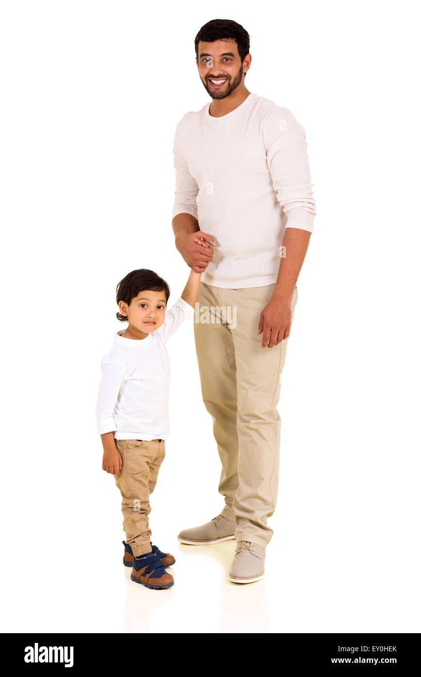 Schöner indischer Mann und Sohn Hand in Hand, isoliert auf weiss Stockfoto