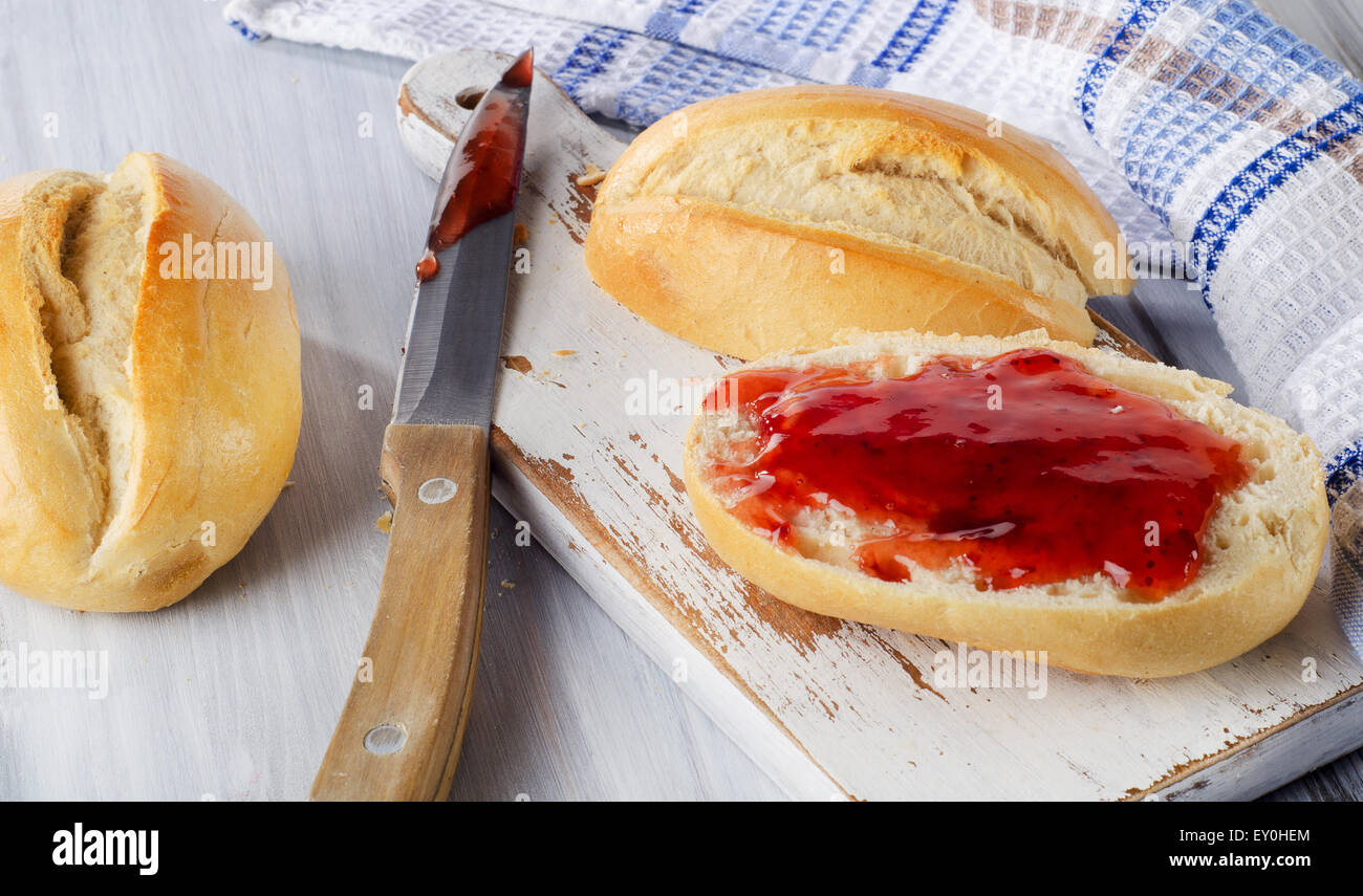 Scheibe Brot mit Strawberry jam auf Holzbrett. Selektiven Fokus Stockfoto