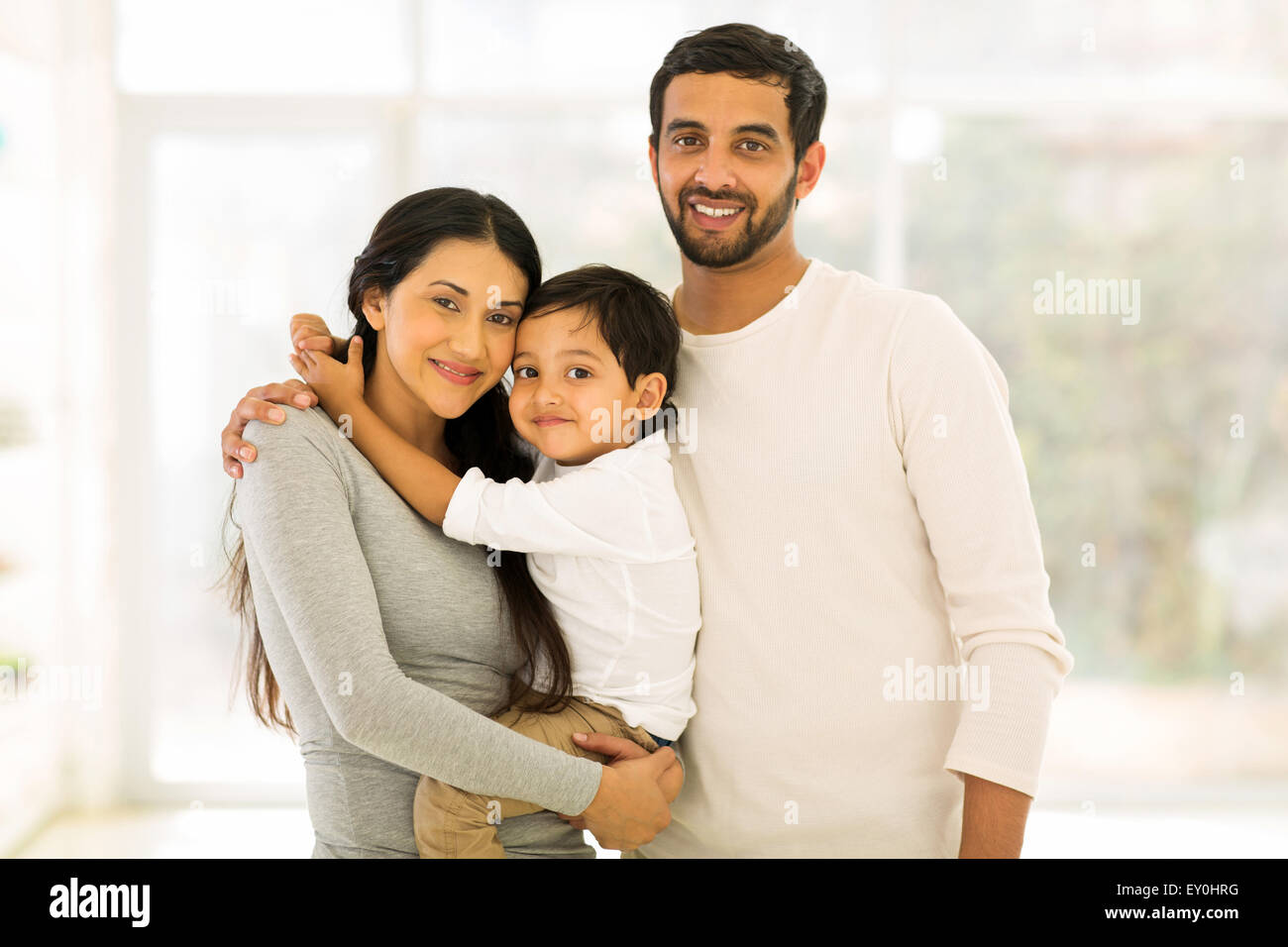 moderne junge indische Familienporträt Stockfoto