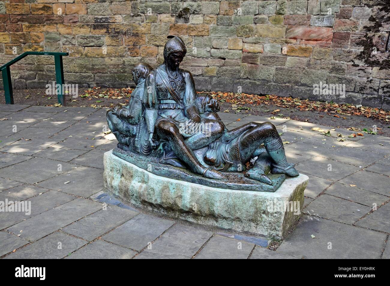 Robin Hood im Zusammenhang mit Bronzestatue von Bruder Tuck und Will Scarlet Little John außerhalb der Burg, Nottingham, England, UK. Stockfoto