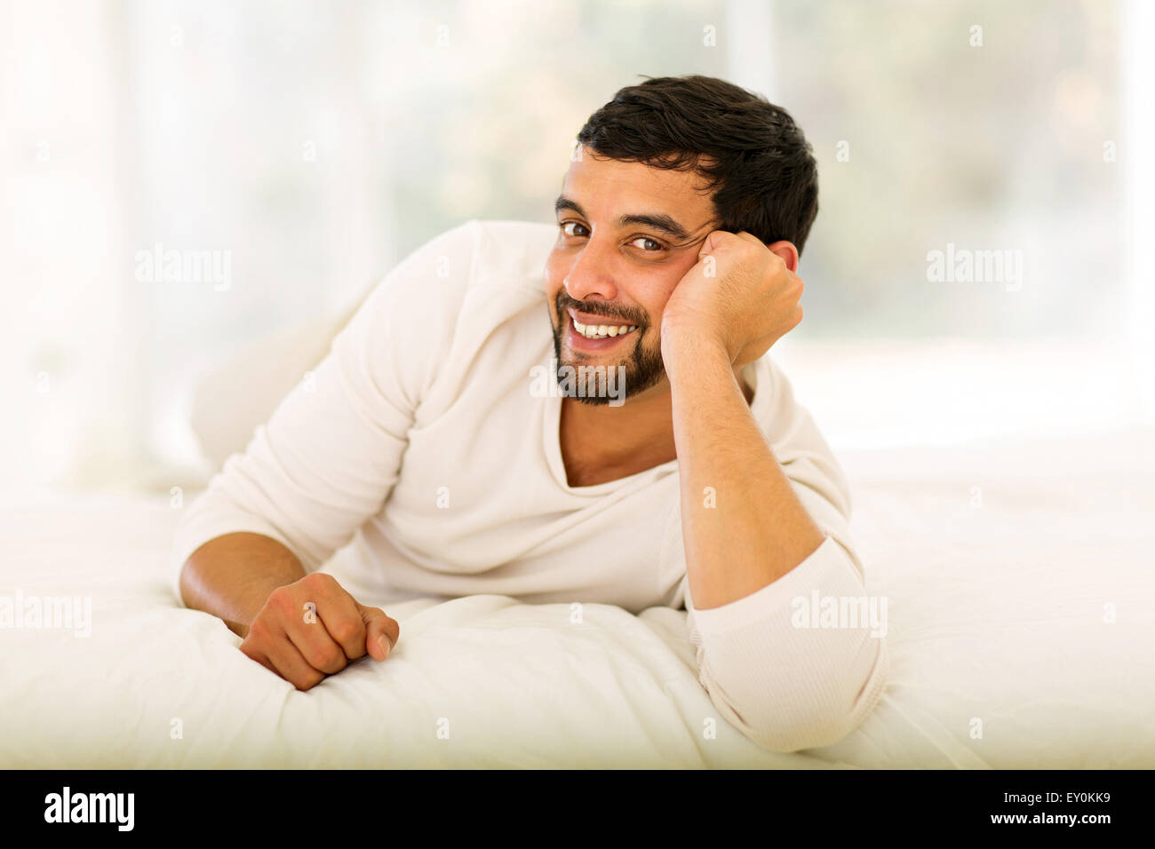 junge indische glücklich auf Bett zu Hause Stockfoto