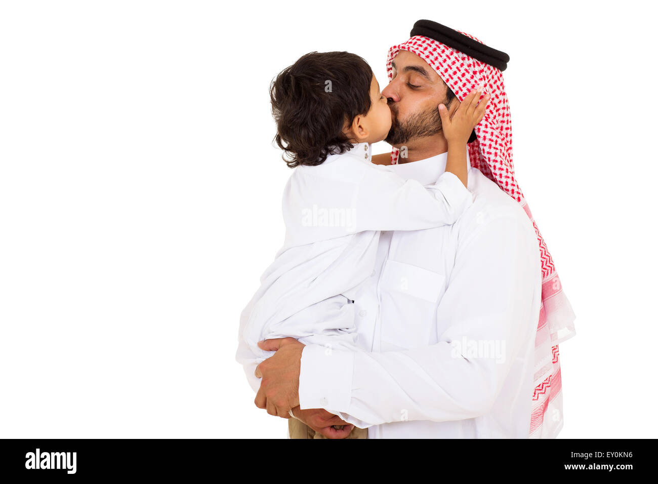 schöne arabische jungen küssen seines Vaters isoliert auf weiss Stockfoto