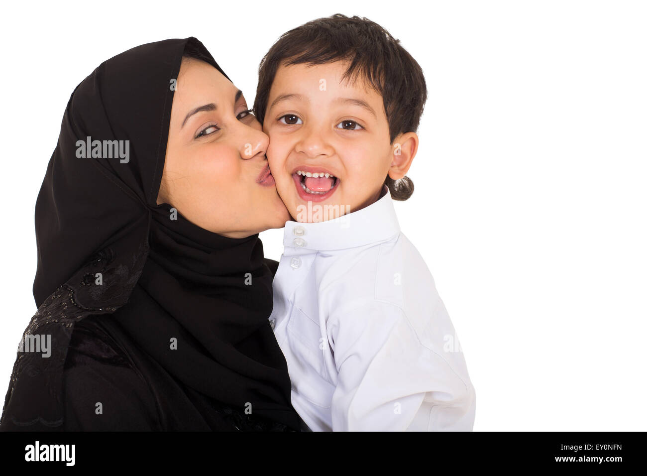 schöne junge muslimische Mutter küssen ihres Sohnes auf weißem Hintergrund Stockfoto