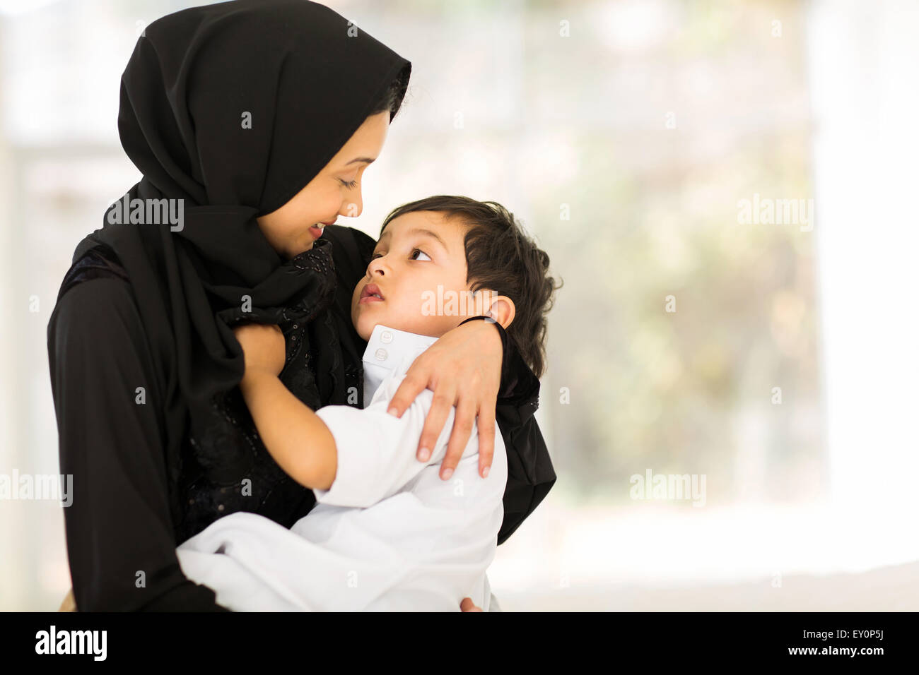 glückliche muslimische Mutter und Baby Boy Stockfoto
