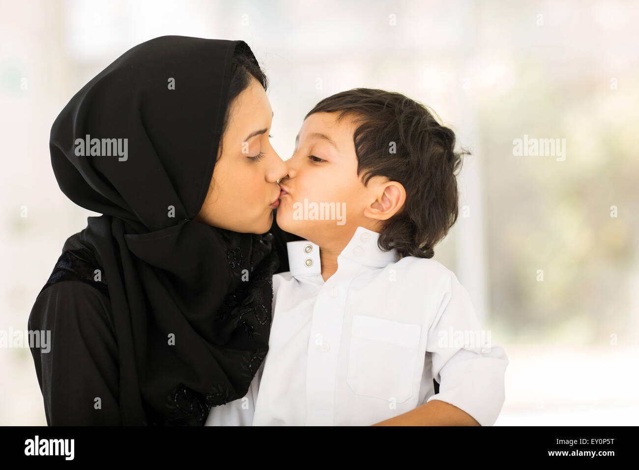 Nahaufnahme eines muslimischen Mutter küssen ihr Baby boy Stockfoto