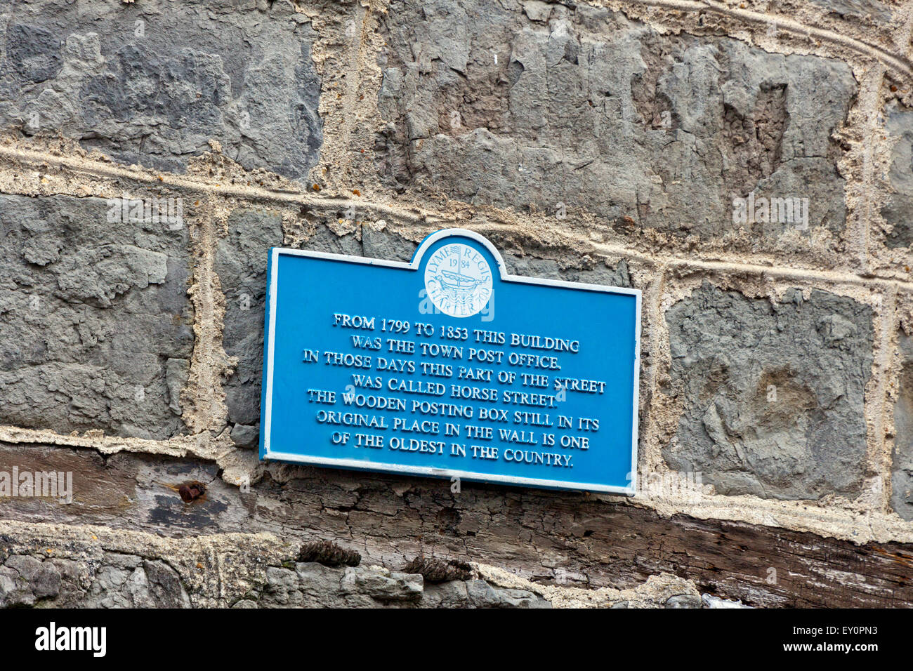 Blaue Plakette auf der ursprünglichen Post in Coombe Street, Lyme Regis, Dorset, England, UK Stockfoto