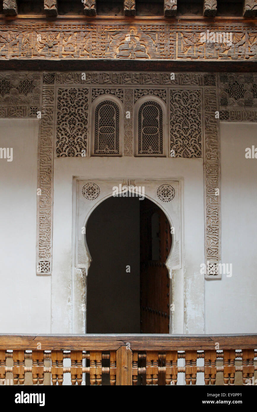 Torbogen mit reich geschnitzten Detaillierung, Ben Youssef madrasa historischen islamischen Hochschule in Marrakesch, Marokko Stockfoto