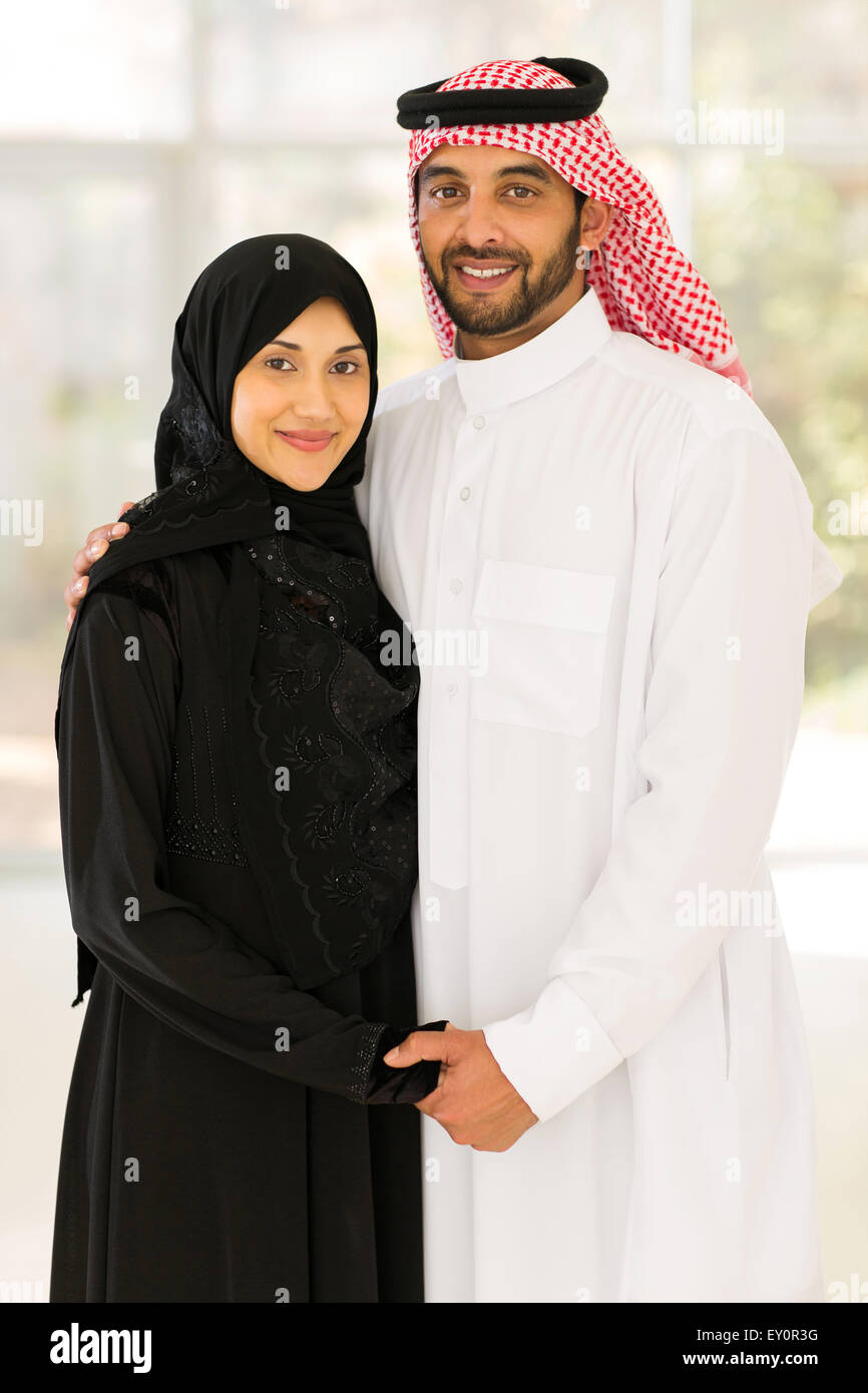 schöne junge muslimische Paar Hand in Hand zu Hause Stockfoto