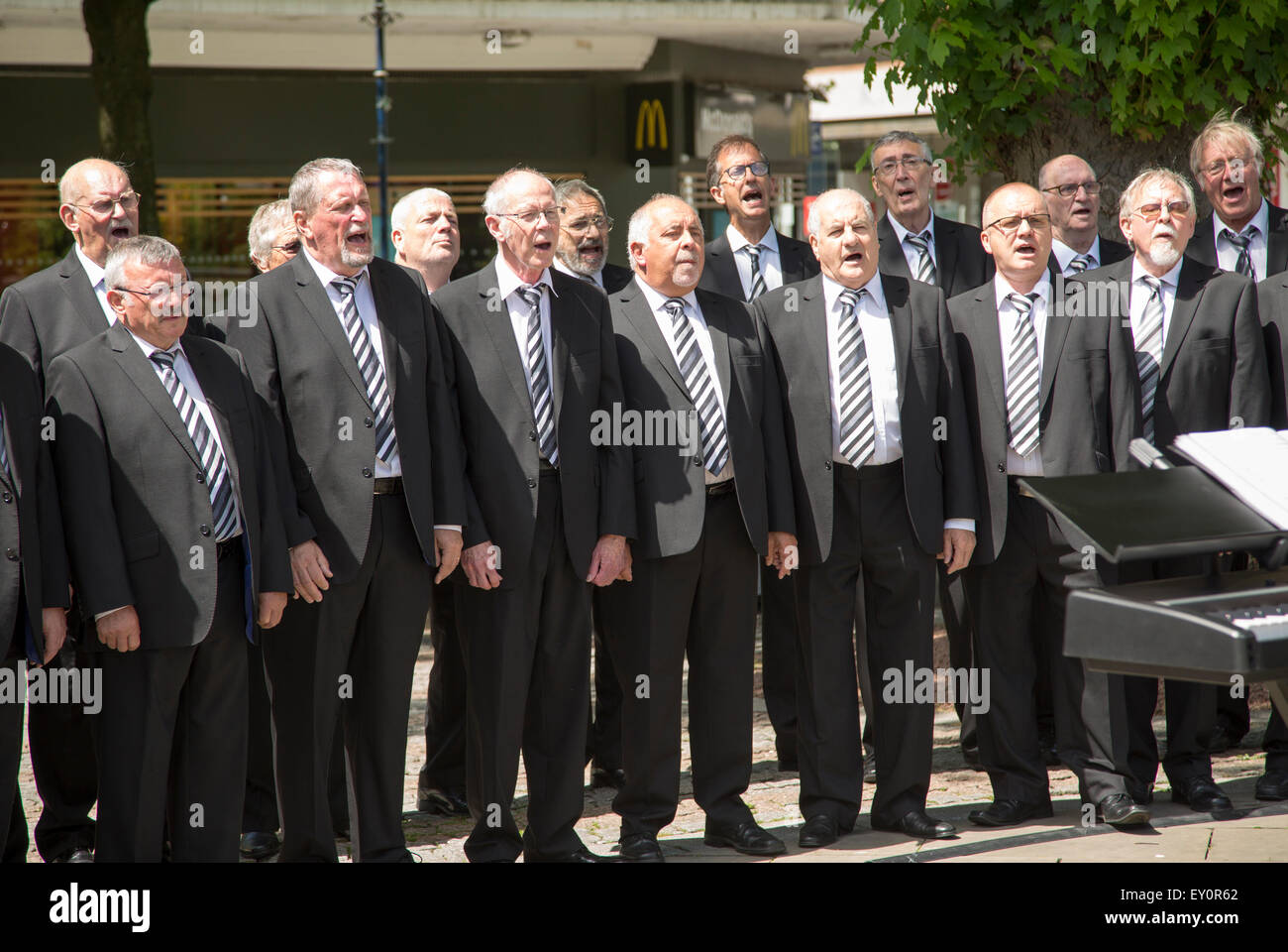 Männerchor im Burgplatz, Swansea, West Glamorgan, South Wales, UK Stockfoto