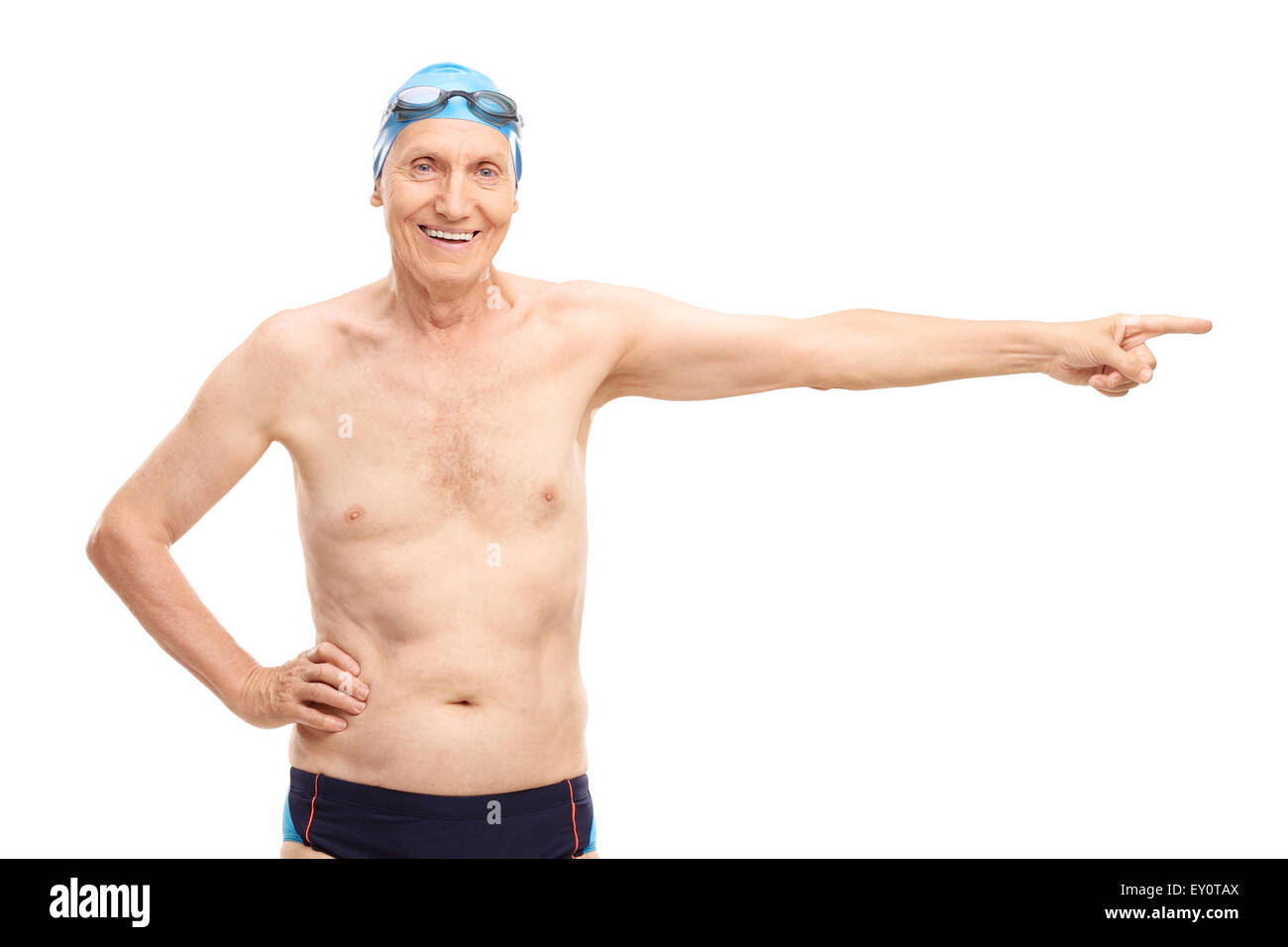 Ältere Mann in schwarzer Badehose zeigen mit der Hand nach rechts und schaut in die Kamera, die isoliert auf weißem Hintergrund Stockfoto