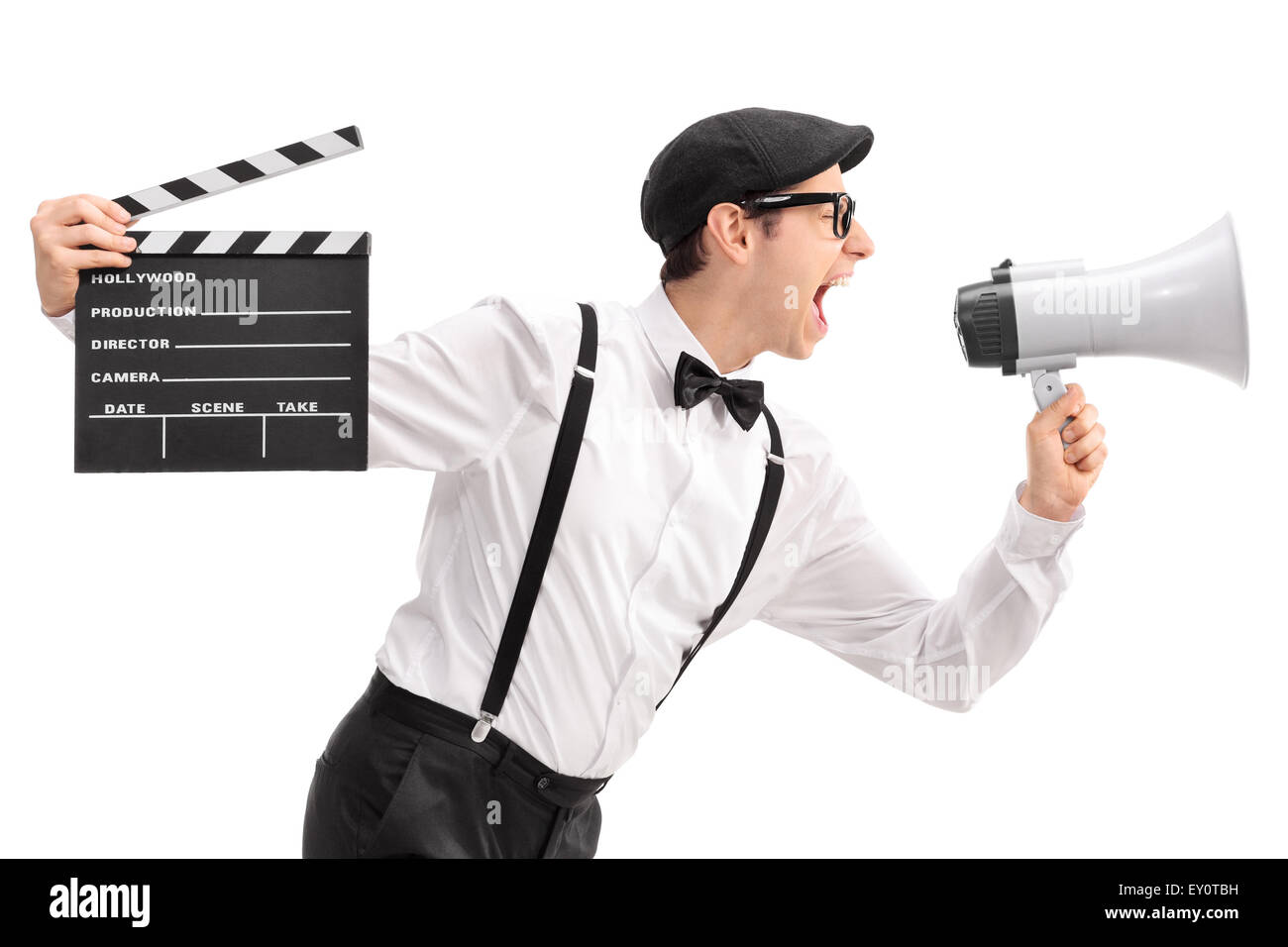 Jungen Regisseur eine Klappe halten und schreien auf ein Megaphon isoliert auf weißem Hintergrund Stockfoto