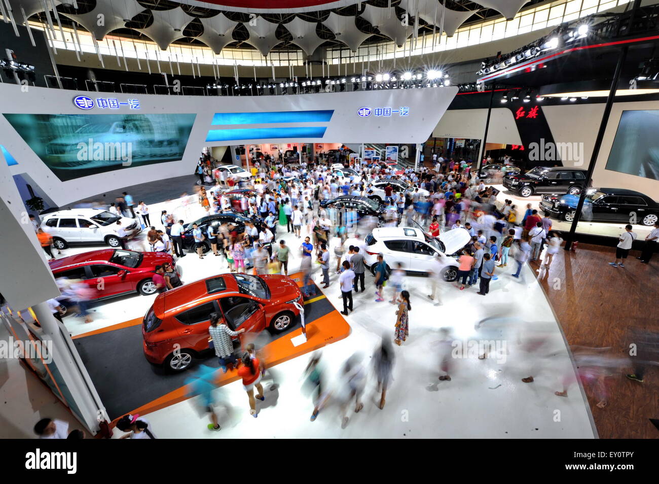 Changchun, China Jilin Provinz. 19. Juli 2015. Besucher besuchen die 12. China Changchun International Auto Expo in Changchun, Jilin Provinz Nordost-China, 19. Juli 2015. Die zehn-Tage-Expo endet am Sonntag, das mehr als 672.000 Besucher anlockte. Eine Gesamtmenge von 28.627 Veichles wurde auf der Expo verkauft und das Handelsvolumen erreicht 5,725 Milliarden Yuan (ca. 922 Millionen US-Dollar). © Zhang Nan/Xinhua/Alamy Live-Nachrichten Stockfoto