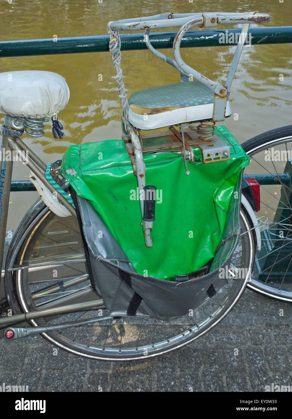 Sehr alte Kindersitz auf Hollandrad in Amsterdam Holland Stockfotografie -  Alamy