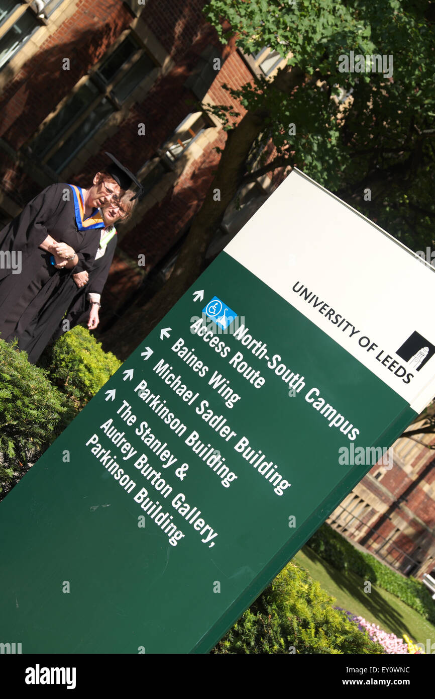 Universität Leeds Campus Schild mit Studenten England UK Stockfoto