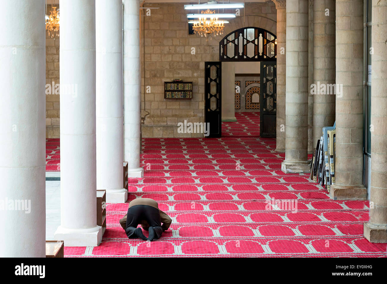 Amman, Jordanien - 3. April 2015: Blick auf einen Mann, der betet in der Al Husseini Mosque in Downton Amman. Stockfoto