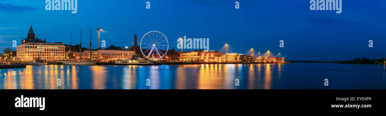 Nachtansicht Landschaft Panorama der Böschung mit Riesenrad In Helsinki, Finnland Stockfoto