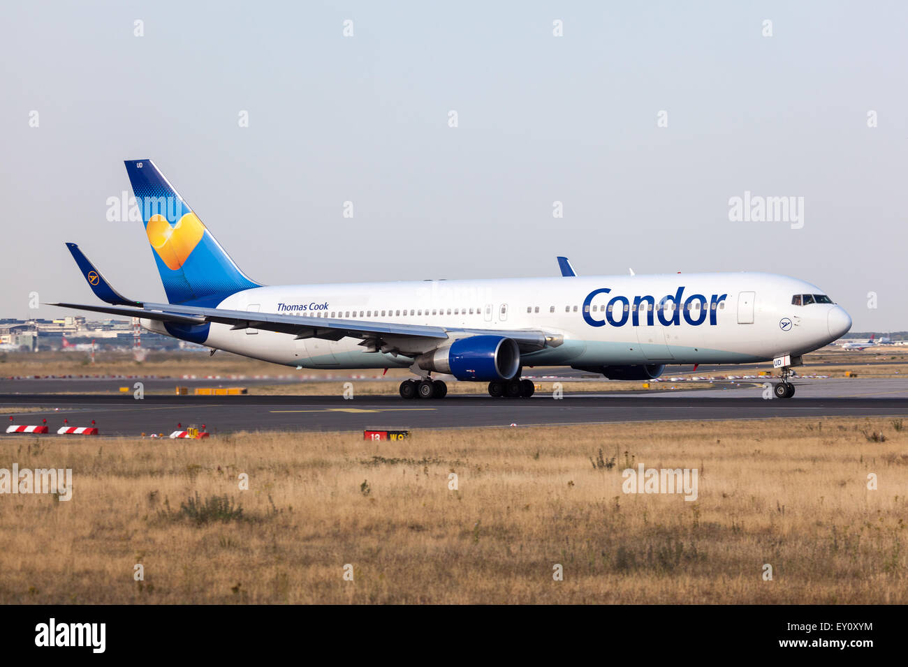 Boeing 767-300ER der Condor Fluggesellschaft bereit für ausziehen am Frankfurter Flughafen Stockfoto