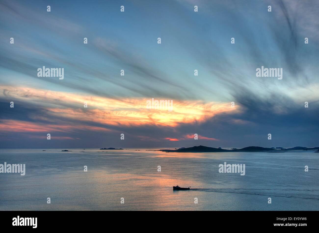 Einsame Boot vorbei Samson Insel bei Sonnenuntergang von St Mary's, Isles of Scilly, Cornwall, England. Stockfoto