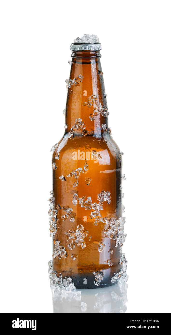 Volle Bierflasche mit Eis- und beschlagfrei bedeckt. Layout in Hochformat isoliert auf weißem Hintergrund mit Reflexion. Stockfoto